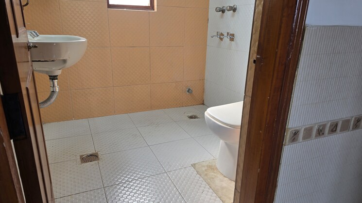 Bathroom, sector 6 dwarka 3 Bedroom 1600 Sq.Ft. Apartment In Sector 6, Dwarka Delhi 8043427
