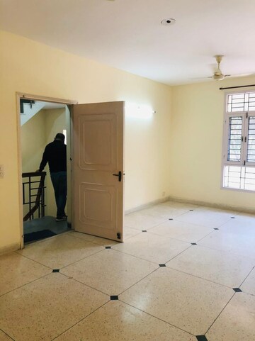 Room in 3 BHK Builder Floor at Unitech South City II, Sector 50 – for Rent