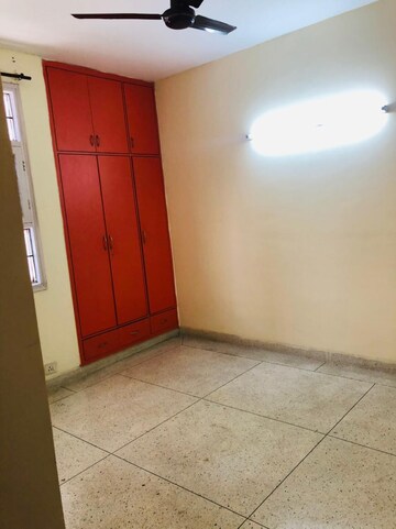 Room in 3 BHK Builder Floor at Unitech South City II, Sector 50 – for Rent