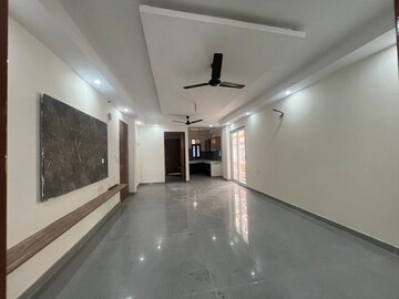 Room in 3 BHK Builder Floor at Sector 15 ii – for Rent