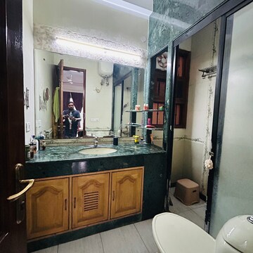 Attached Bathroom in 3 BHK Builder Floor at Ansal Plaza Sector-23, Carterpuri – for Rent