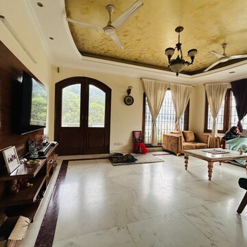 Living Room in 3 BHK Builder Floor at Ansal Plaza Sector-23, Carterpuri – for Rent
