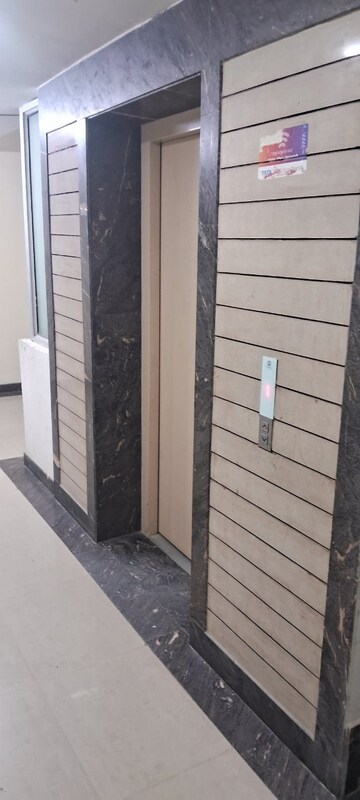 Lift in 3 BHK Apartment at Miracle Ananda Apartment, Mansarovar – for Sale
