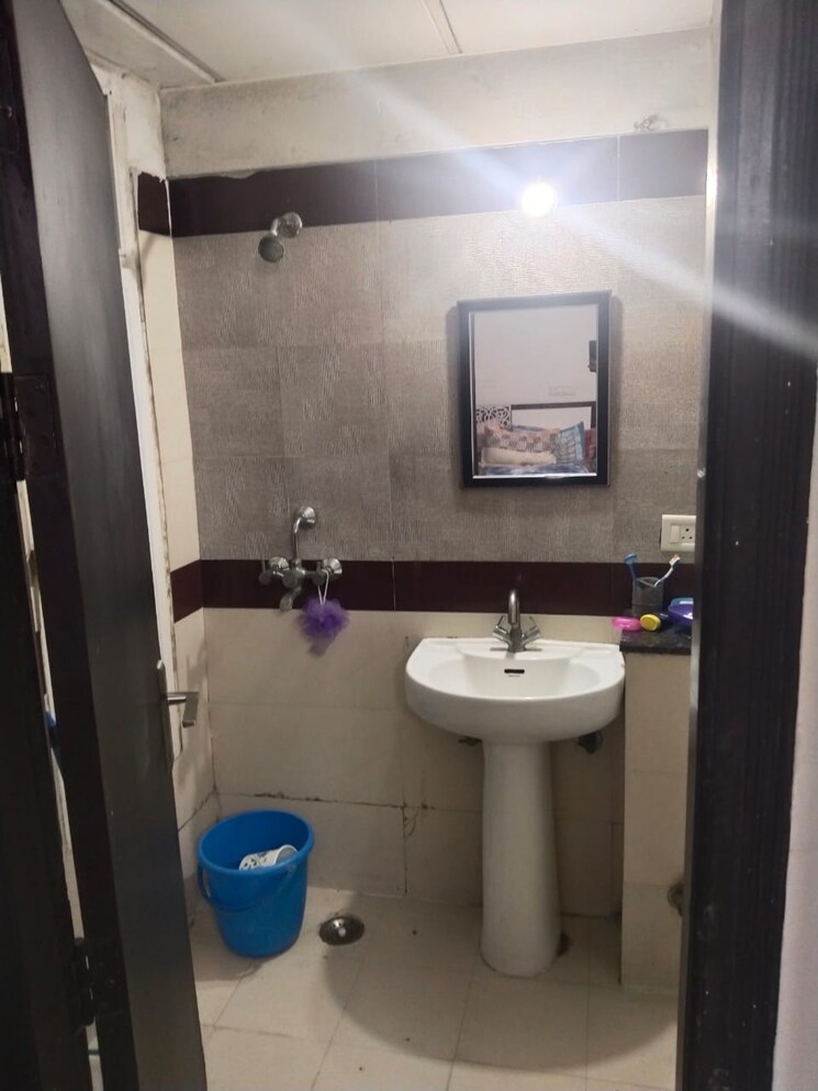 Bathroom, aditya-celebrity-homes 1 Bedroom 550 Sq.Ft. Apartment In Sector 76 Noida 8043833