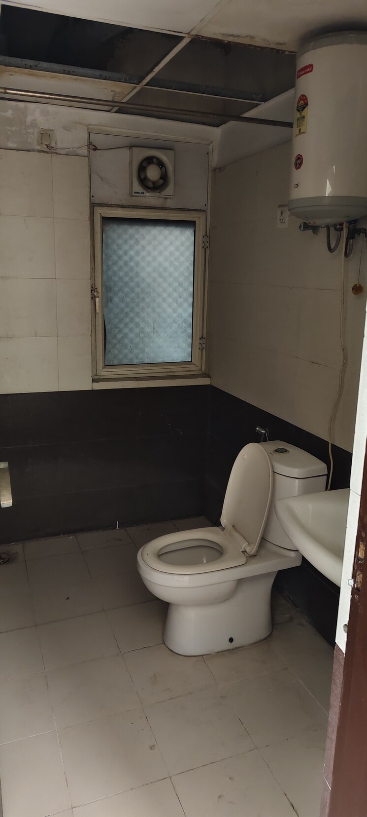 Bathroom, amrapali-platinum 3 Bedroom 1625 Sq.Ft. Apartment In Sector 119 Noida 8043868