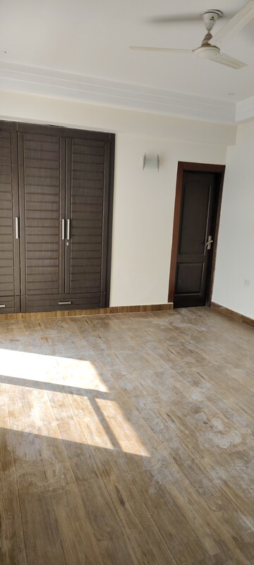 Room in 3 BHK Apartment at Amrapali Platinum, Sector 119 – for Sale