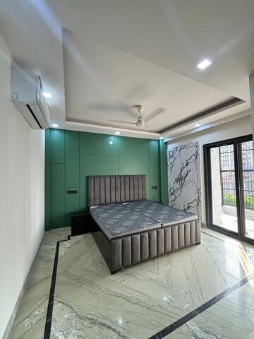 Bedroom in 4 BHK Builder Floor at Sector 42 – for Rent