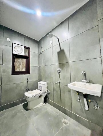 Bathroom in 1 RK Builder Floor at Shastri Nagar – for Rent