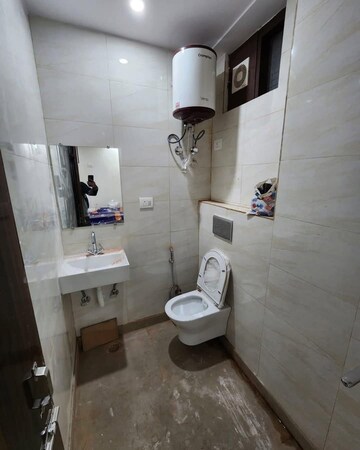 Master Bedroom in 1.5 BHK Builder Floor at Shastri Nagar – for Rent