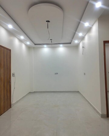 Master Bedroom in 2.5 BHK Builder Floor at Shastri Nagar – for Rent