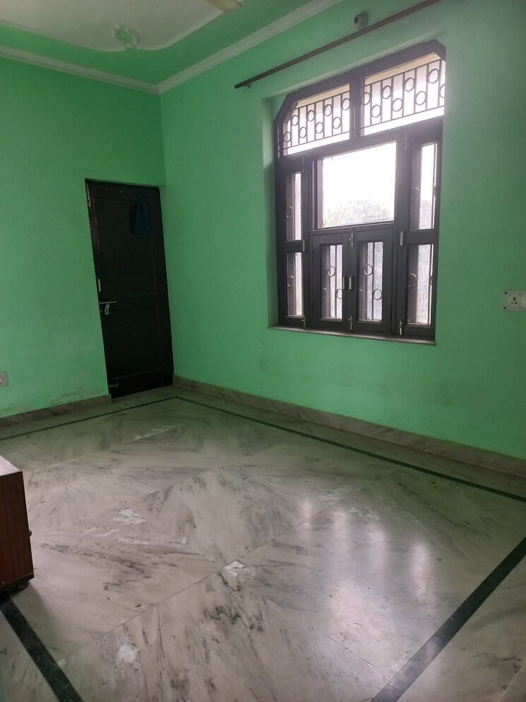  Parking, sector 37 6+ Bedroom 200 Sq.Yd. Independent House In Sector 37 Faridabad 8043968