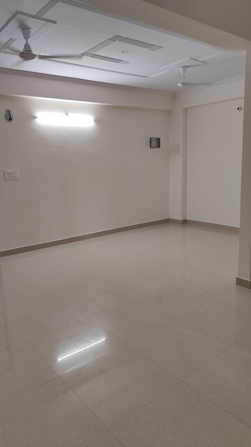 Room in 2 BHK Apartment at Mahanagar – for Rent