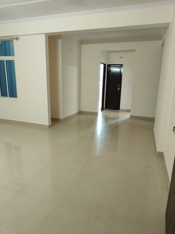 Room in 2 BHK Apartment at Mahanagar – for Rent