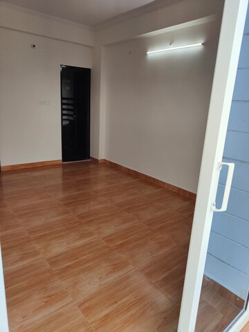 Room in 2 BHK Apartment at Mahanagar – for Rent