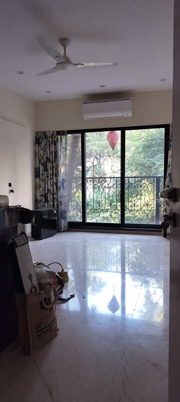 Room in 3 BHK Apartment at Zindagi CHS, Khar West – for Sale
