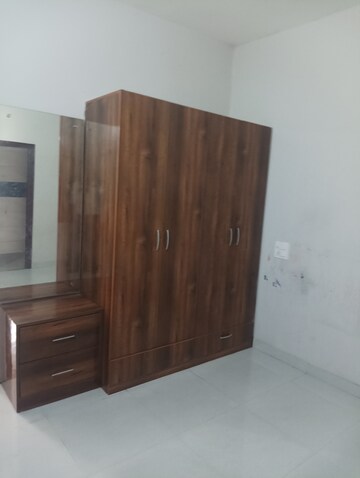 Room in 3 BHK Builder Floor at Motia Blue Ridge, Dhakoli Village – for Rent