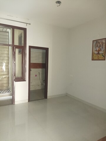 Room in 3 BHK Builder Floor at Motia Blue Ridge, Dhakoli Village – for Rent