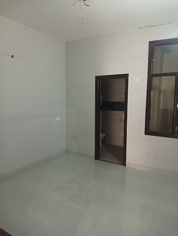 Room in 3 BHK Builder Floor at Motia Blue Ridge, Dhakoli Village – for Rent