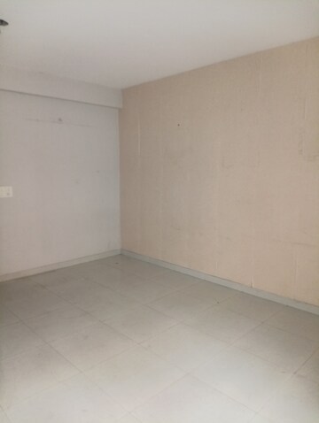 Room in 3 BHK Builder Floor at Motia Blue Ridge, Dhakoli Village – for Rent