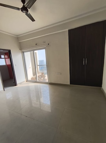 Room in 4 BHK Apartment at Antriksh Golf View, Sector 78 – for Rent