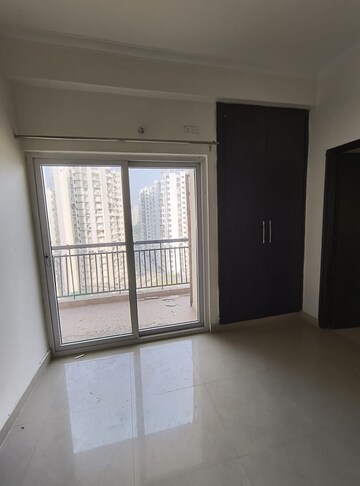 Room in 4 BHK Apartment at Antriksh Golf View, Sector 78 – for Rent