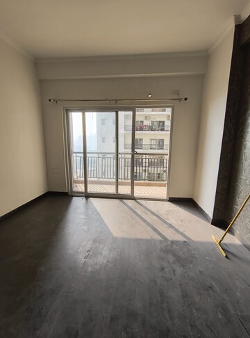 Room in 4 BHK Apartment at Antriksh Golf View, Sector 78 – for Rent