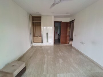 Room in 4 BHK Apartment at South Extension ii – for Sale