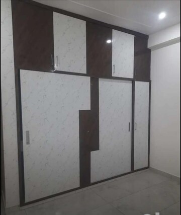 Room in 3 BHK Apartment at Greenwood Apartment, Gomti Nagar – for Rent