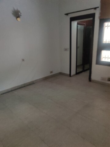 Room in 4 BHK Apartment at Pioneer Park Phase 1, Sector 61 – for Sale