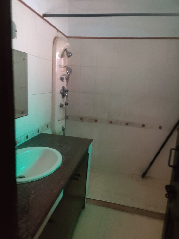 Bathroom, pioneer-park-phase-1 4 Bedroom 2690 Sq.Ft. Apartment In Sector 61 Gurgaon 8044329
