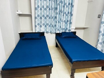 Room in  Pg at Alkapuri – for Rent
