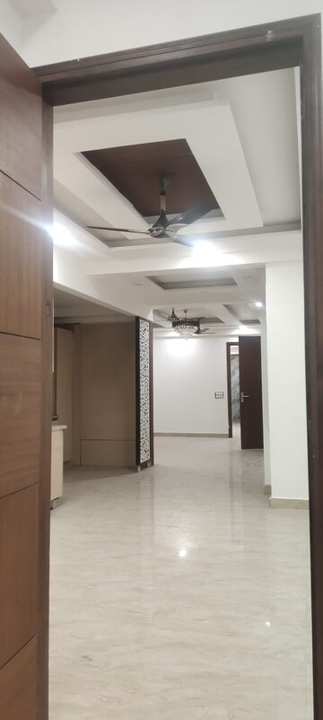 Building Lobby in 3 BHK Builder Floor at Express One, Vasundhara Sector 14 – for Rent