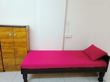 Room in  Pg at Old Padra Road – for Rent