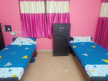 Room in  Pg at Old Padra Road – for Rent