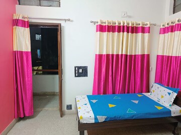 Room in  Pg at Old Padra Road – for Rent