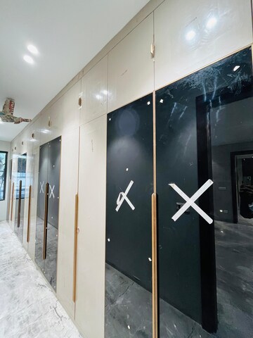 Building Lobby in 5 BHK Builder Floor at Sushant Lok 3, Sector 57 – for Sale
