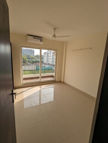 Room in 3 BHK Apartment at Breez Flora Avenue 33, Sohna Sector 33 – for Rent