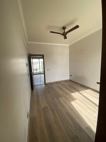 Room in 2.5 BHK Apartment at Central Park 3 Flower Valley, Sohna Sector 33 – for Rent