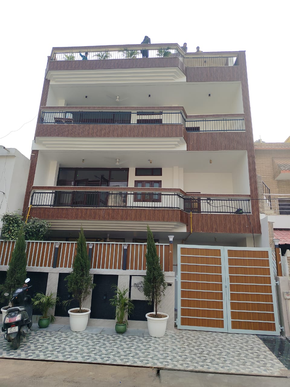 6+ BHK + Pooja Room Independent House For Sale in RWA Apartments Sector 39