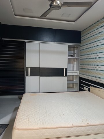 Room in 2 BHK Apartment at Shree Mahavir Darshan, Lower Parel – for Rent