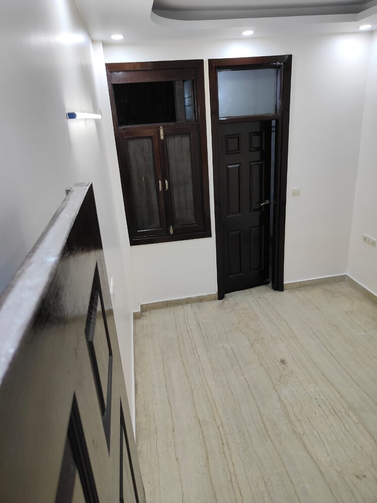 Room, rohini sector 24 3 Bedroom 90 Sq.Mt. Builder Floor In Rohini Sector 24 Delhi 8044786
