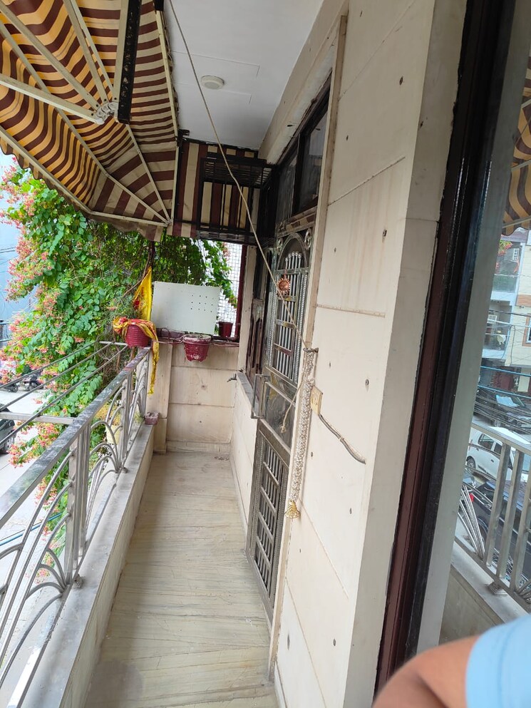 Balcony, rohini sector 24 3 Bedroom 90 Sq.Mt. Builder Floor In Rohini Sector 24 Delhi 8044786