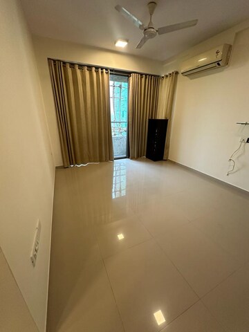 Room in 2.5 BHK Apartment at Oberoi Realty Splendor, Jogeshwari East – for Rent
