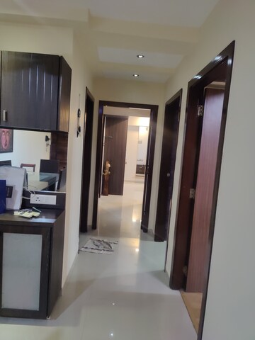 Room in 2.5 BHK Apartment at Oberoi Realty Splendor, Jogeshwari East – for Rent