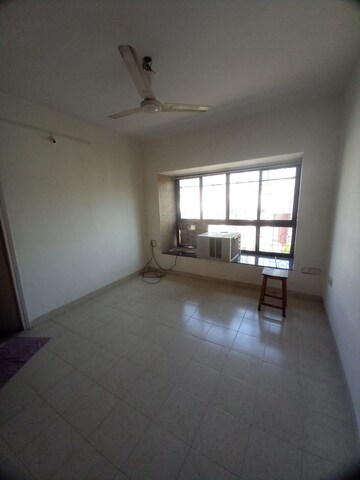 Room in 2 BHK Apartment at Lokhandwala Riviera Tower, Kandivali East – for Rent