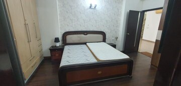 Room in 3.5 BHK Apartment at Vaibhav Khand – for Rent
