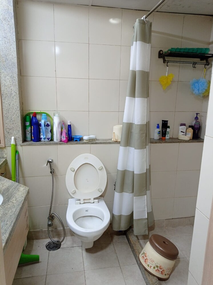 Bathroom, gulshan-gc-grand 3 Bedroom 1556 Sq.Ft. Apartment In Vaibhav Khand Ghaziabad 8045069