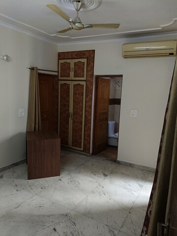Room in 3 BHK Apartment at Vip Road – for Rent