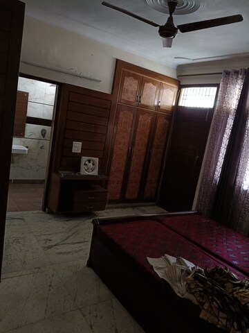 Room in 3 BHK Apartment at Vip Road – for Rent
