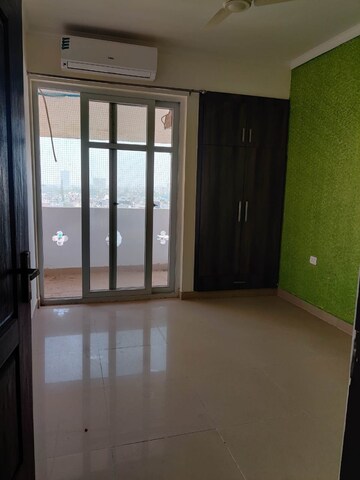 Room in 2.5 BHK Apartment at Amrapali Princely Estate, Sector 76 – for Sale